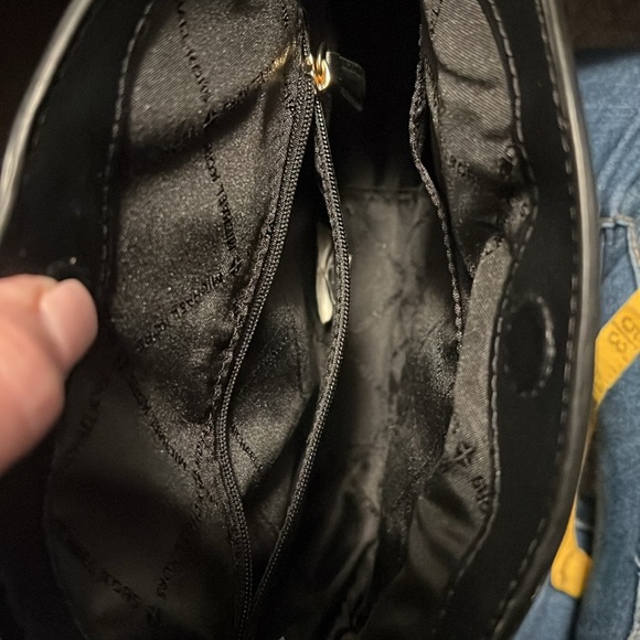 Cute fold over Michael Kors crossbody - Picture 3 of 3